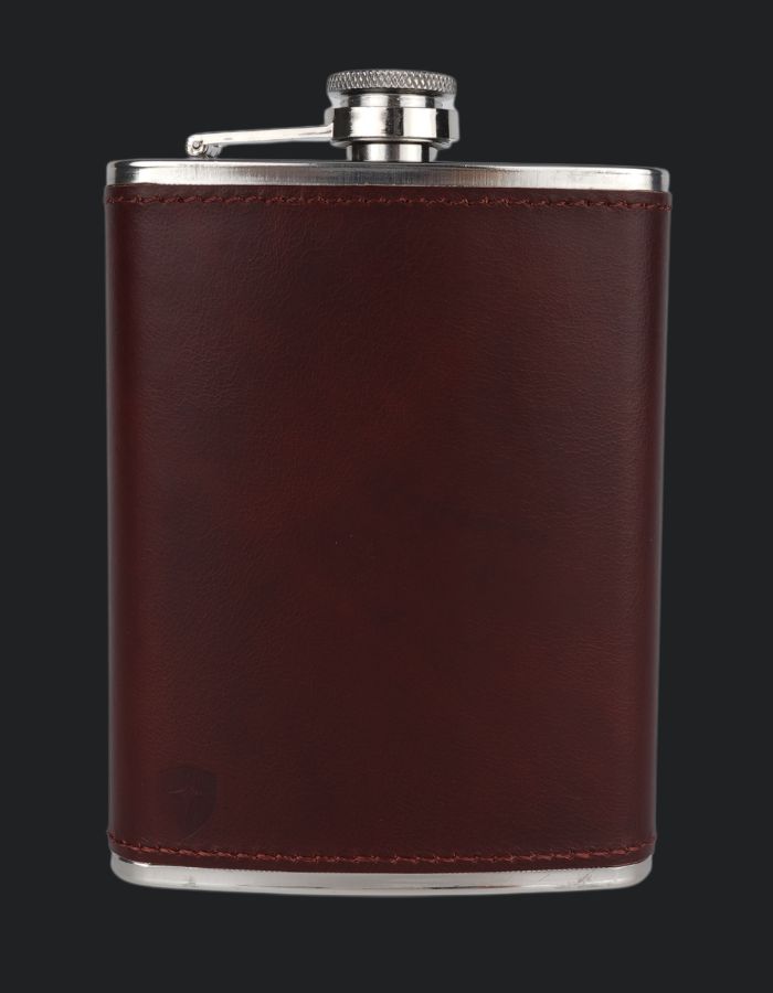Men's Flask set — full product view with shot glasses and carrying case